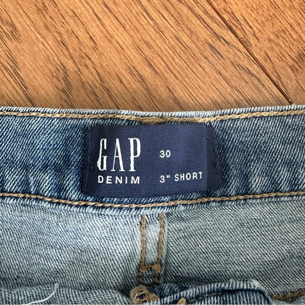 NWOT GAP size 30 distressed raw hem floral embroidered Jean denim shorts - Picture 3 of 6